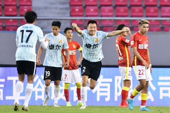 黑丝踩脸
