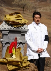 一个男孩子顶哭男孩子